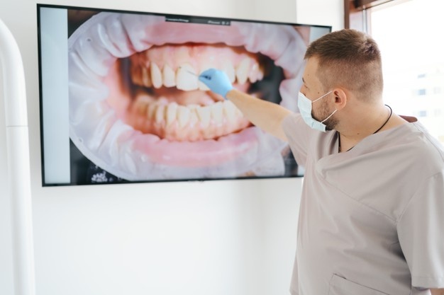 初階臨床培訓班nting-patient-teeth-big-screen-explaining-treatment-phases_158595-7729